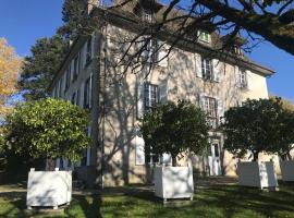 A picture of the hotel: Beau château dans le Cantal au coeur du Pays Vert