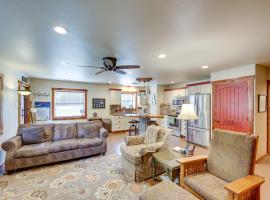 รูปภาพของโรงแรม: Cozy Texas Retreat with Patio, Fire Pit and Grill!