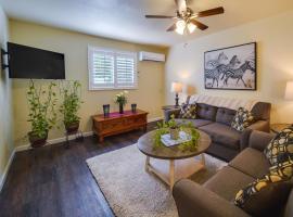 Sunny California Retreat with Pool Access and Patio!, ξενοδοχείο σε Λίμνη Shasta