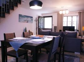 Foto do Hotel: Cozy 135m2 2 bedroom House near Airport with AC and Parking