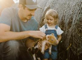 Hotel Foto: Molitor Milk House- Feathered Acres Learning Farm & Inn