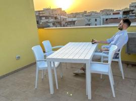 Hotel fotoğraf: Attico con terrazza a Cagliari.