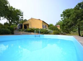 호텔 사진: Alluring Holiday Home in Largenti re with Pool