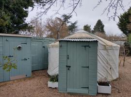 صور الفندق: South Wales Yurt-Cosy, log burner & private garden