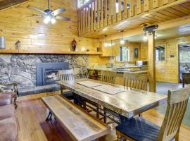 Фотография гостиницы: Secluded 3-Acre Cabin in Tollgate with Gas Grill!