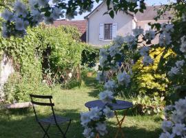 ホテル写真: Le jardin Renard-Clos sur Loir cottage in the Loir & Loire valleys