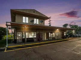 Great Lakes Inn & Suites