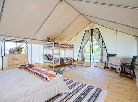 Starlit Nights during Natures Cozy Retreat, hotell sihtkohas Cassville