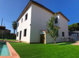 होटल की एक तस्वीर: CASA CENTRO DEL PUEBLO CON PISCINA PRIVADA