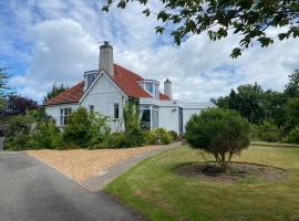 Фотография гостиницы: Gorgeous family home 15 mins from City Centre Edinburgh