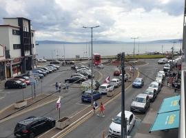 Zdjęcie hotelu: Cosy beachfront apartment in Salthill Galway city