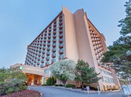 รูปภาพของโรงแรม: Embassy Suites by Hilton Kansas City Plaza