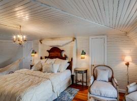 Фотография гостиницы: Fairytale Loft Suite 1 bed, 1 bath Luxury Apartment in Downtown Belmont