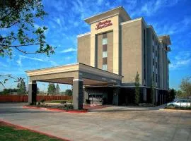 Hampton Inn & Suites-Moore, hotel di Moore