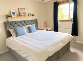 Fotos de Hotel: Cozy bedroom in shared accommodation with free parking