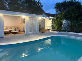 Hotel foto: Modern Pool Oasis & Seaside Abode