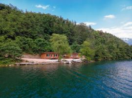 Hotel fotoğraf: Chalet Alessandrini - Private Lakeside Beach