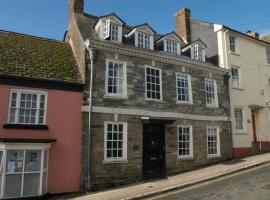 Hotel Photo: Chain House - Historic and Gorgeous, Spacious and Private