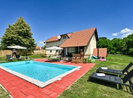 รูปภาพของโรงแรม: Beautiful Home In Pregrada With 4 Bedrooms, Wifi And Outdoor Swimming Pool