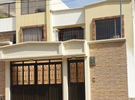 Casa Grande con parqueadero, hotel in Ipiales