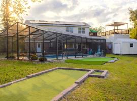 A picture of the hotel: Lakefront 7 Bedroom Duplex, Pool, Boat, and Hottub