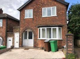 A picture of the hotel: Immaculate 3-Bed House in Nottingham