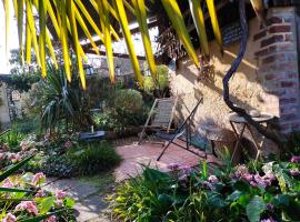 ホテル写真: Le Jardin Yuccas - Cosy cottage in the Loir& Loire Valleys