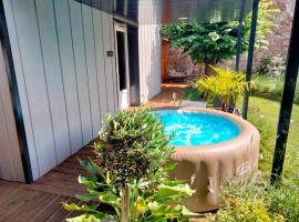 Foto di Hotel: Séjour en amoureux avec jacuzzi et sauna