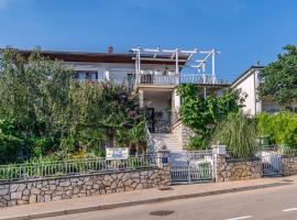 Hotel kuvat: Family friendly apartments with a swimming pool Novi Vinodolski - 2419