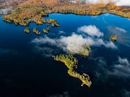 Hotel Foto: Algonquin Island 'Luxe' Cottage at the edge of the Park