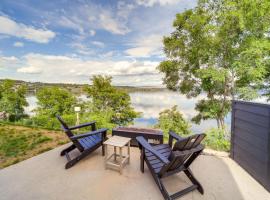 Hotel foto: Lakefront Brewster Home with Yard Games and Hot Tub!