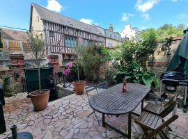 A picture of the hotel: La Terrasse de Sacha - Holiday home with terrace - Honfleur - 4P