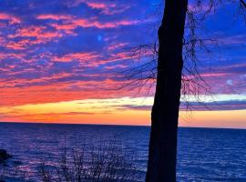 A picture of the hotel: Lakefront Home w/Brilliant Views