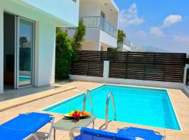 Hotel fotografie: 3 Bedroom Coral Bay Beach Seaview Villa I Private Pool