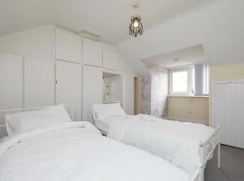 酒店照片: Comfortable 4-Bed House in Hucknall Nottingham