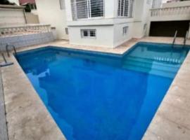 होटल की एक तस्वीर: Villa With swiming pool