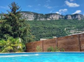 होटल की एक तस्वीर: Maison avec piscine entre Chartreuse et Vercors