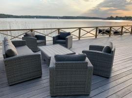 Hotel fotografie: Waterfront house with jacuzzi & jetty in Stockholm