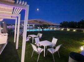 Foto di Hotel: Luxury Pool Suites - Città Bianca