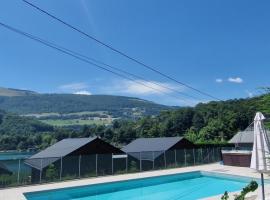 Hotel Photo: Chalet avec piscine et accès au lac