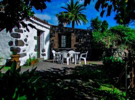 A picture of the hotel: La Bodega casa rural con piscina y jardines