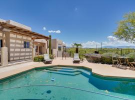 호텔 사진: Updated Tucson Home with Panoramic Mtn Views and Pool!
