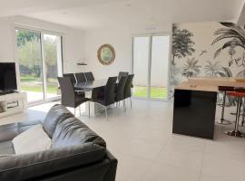 รูปภาพของโรงแรม: Maison moderne au cœur du Golfe du Morbihan !