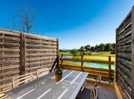 Fotos de Hotel: La Cabre d'Or - Duplex avec piscine partagée