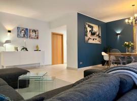 מלון צילום: Cozy and spacious 3 bedrooms with private garage & international TV