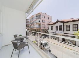 ホテル写真: Cozy Flat w Balcony 3 min to Hadrian Gates