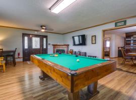 Фотография гостиницы: Charming Kaw Lake Country Home with Game Room!