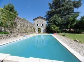 Foto di Hotel: Le Grand Cèdre - Maison avec piscine privée