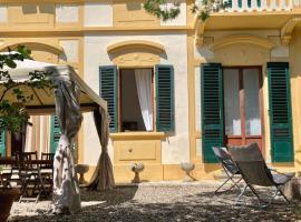 A picture of the hotel: House with garden near the sea