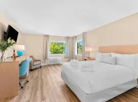 Gold Coast Inn Breathtaking Sunsets Corner Lake View Room 101